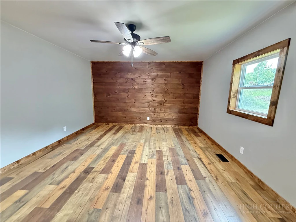 Image number 4 for the current listing