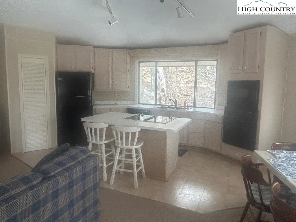 Image number 15 for the current listing