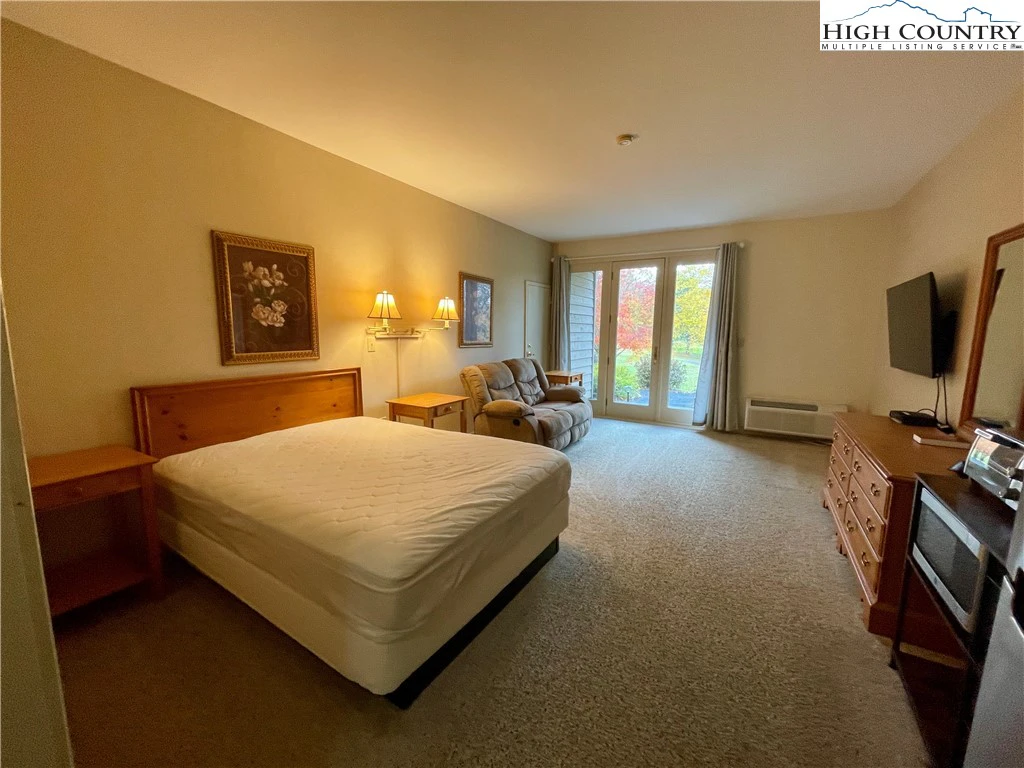 Image number 4 for the current listing