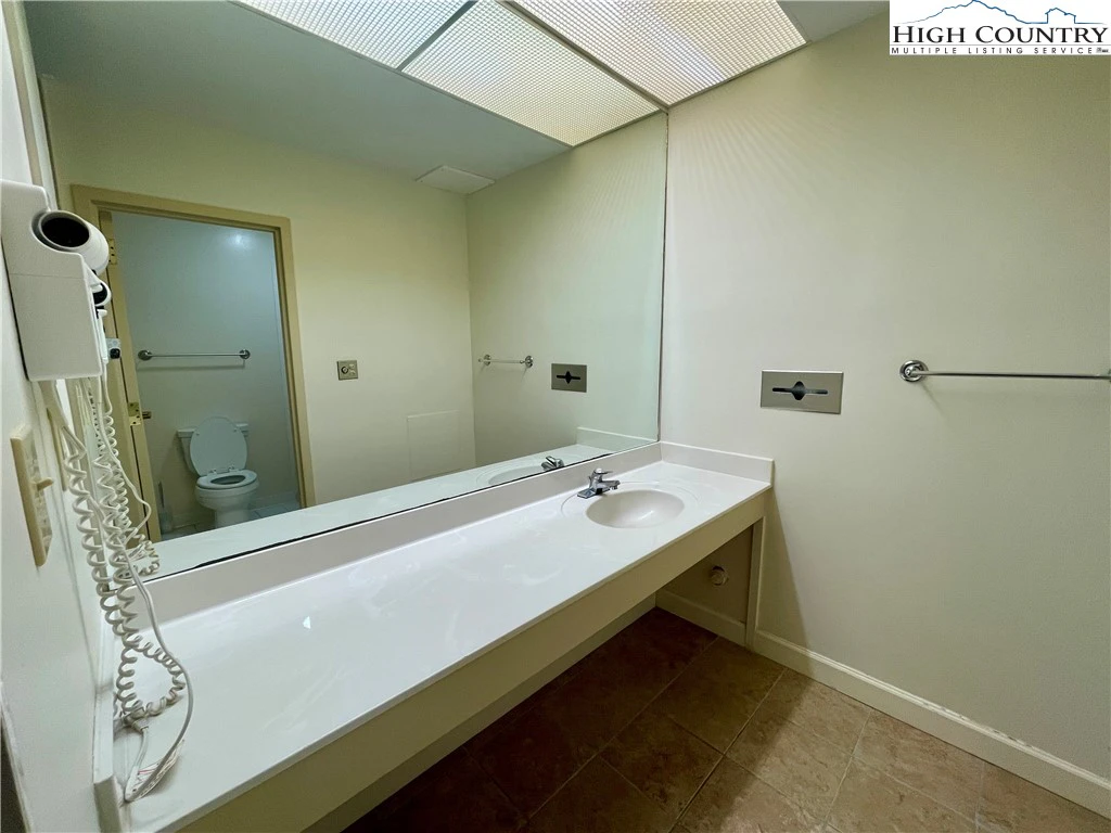 Image number 6 for the current listing