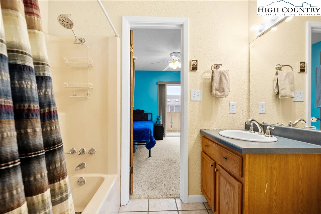 Image number 9 for the current listing