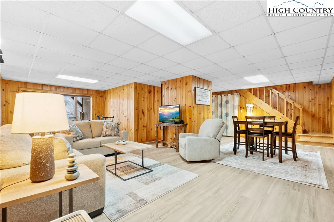 Image number 11 for the current listing