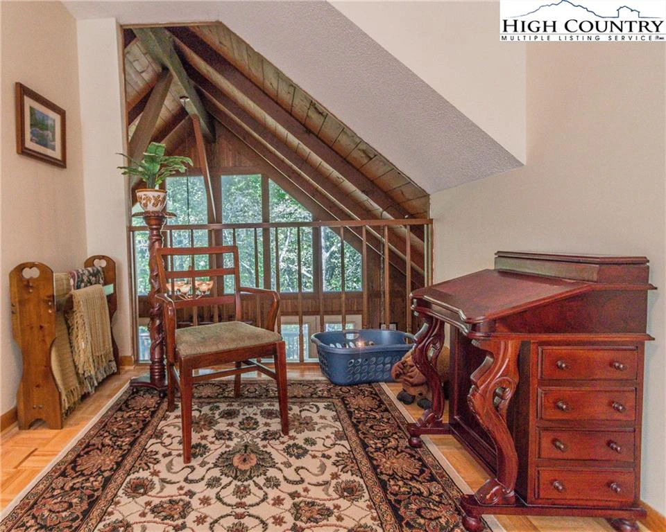 Image number 4 for the current listing
