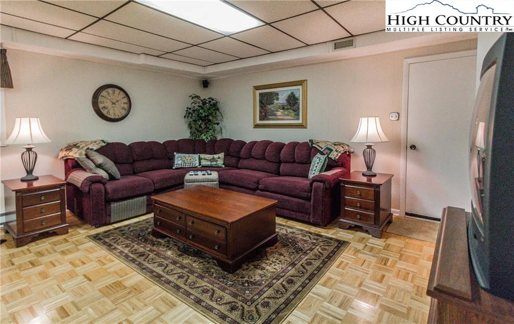 Image number 9 for the current listing