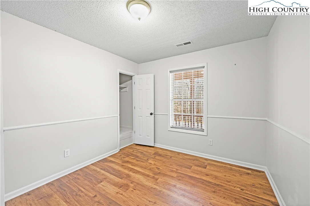Image number 16 for the current listing