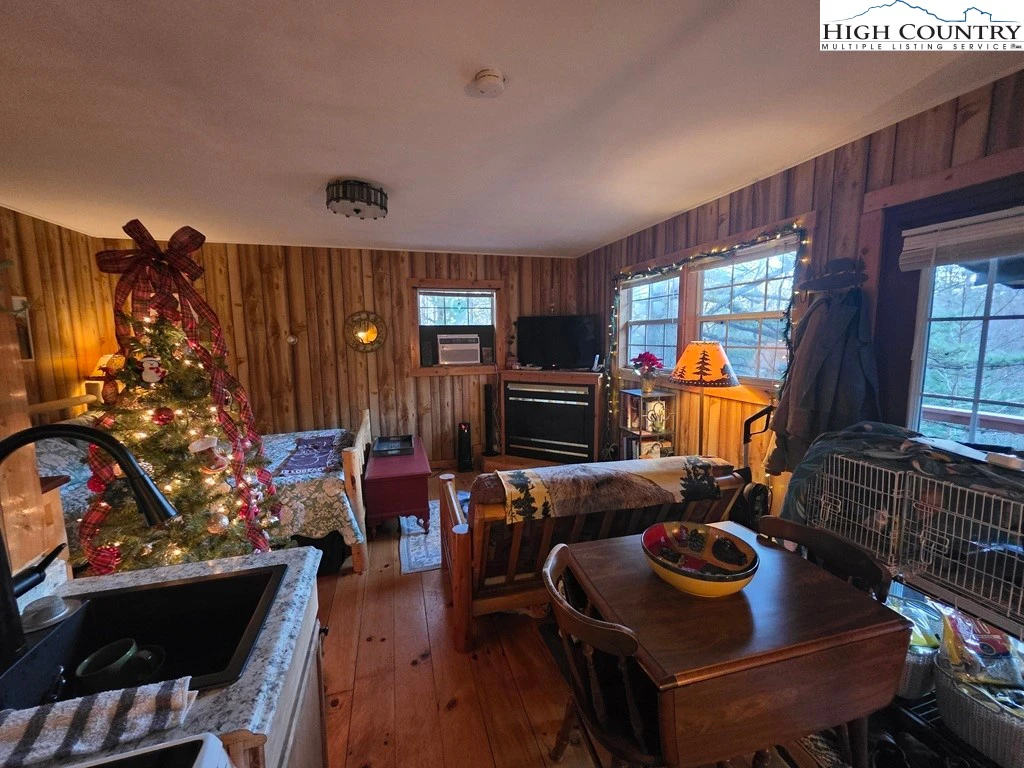 Image number 13 for the current listing