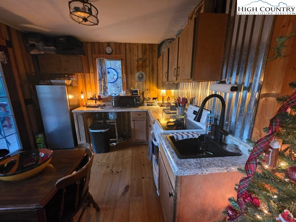 Image number 2 for the current listing