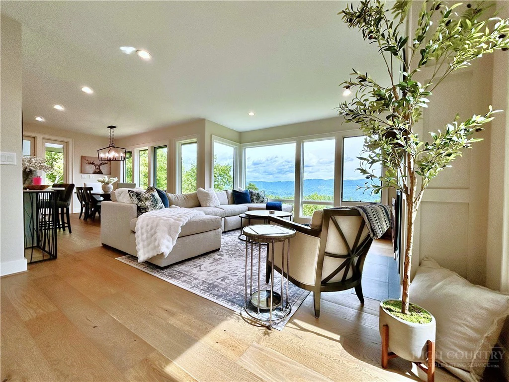Image number 1 for the current listing