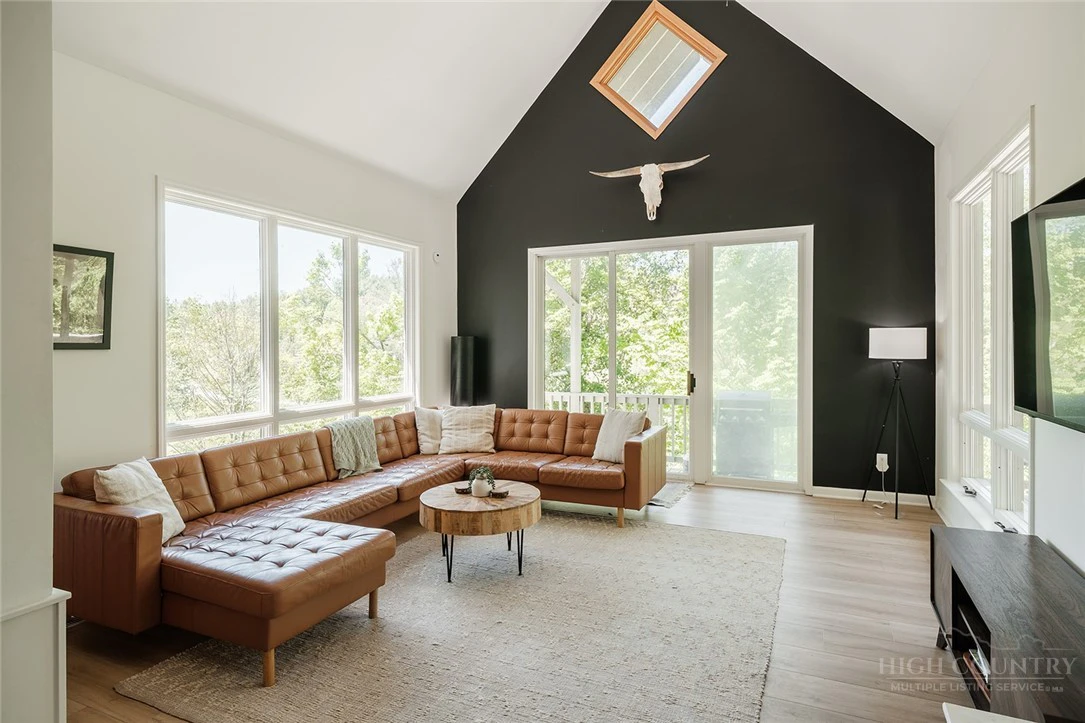 Image number 4 for the current listing
