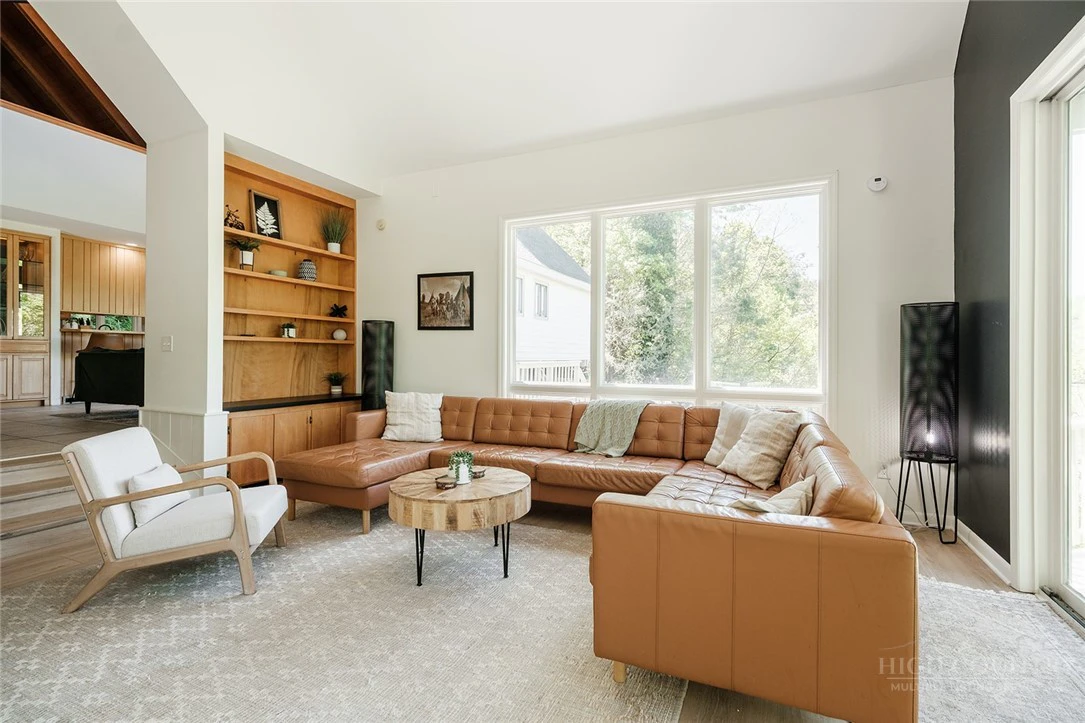 Image number 14 for the current listing