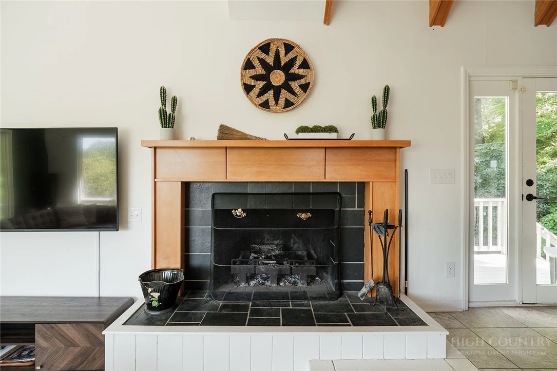 Image number 15 for the current listing