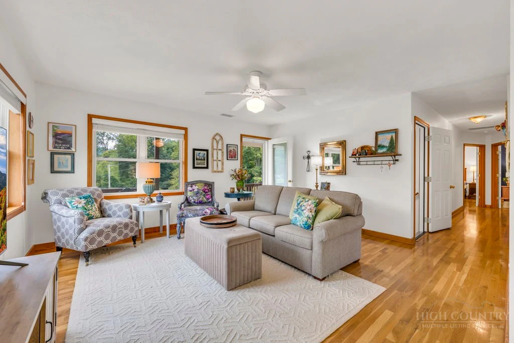 Image number 6 for the current listing