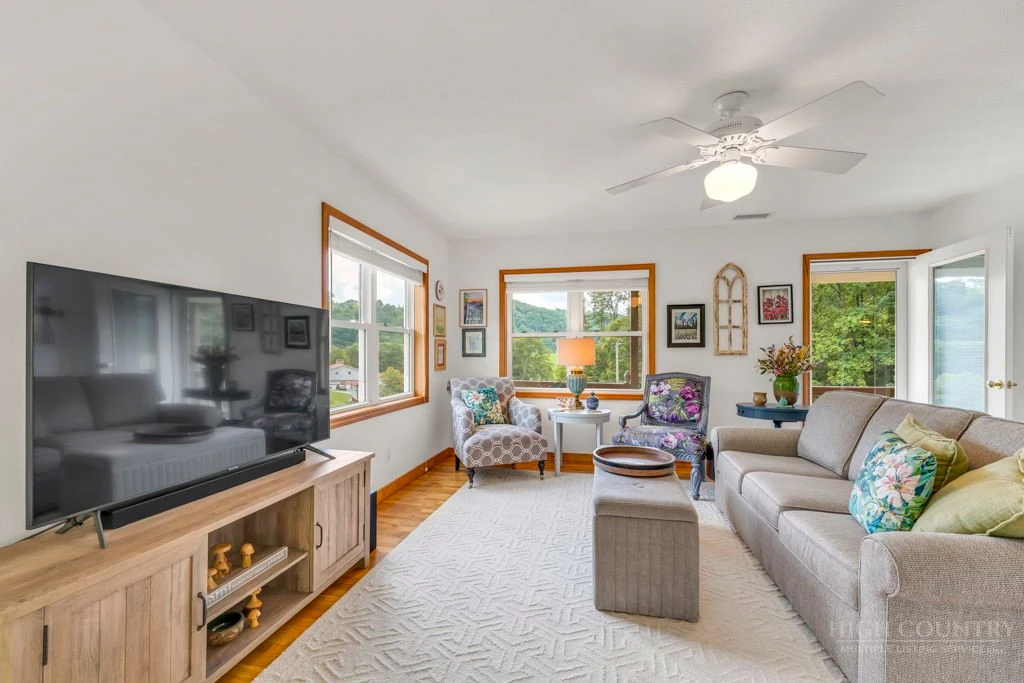 Image number 8 for the current listing