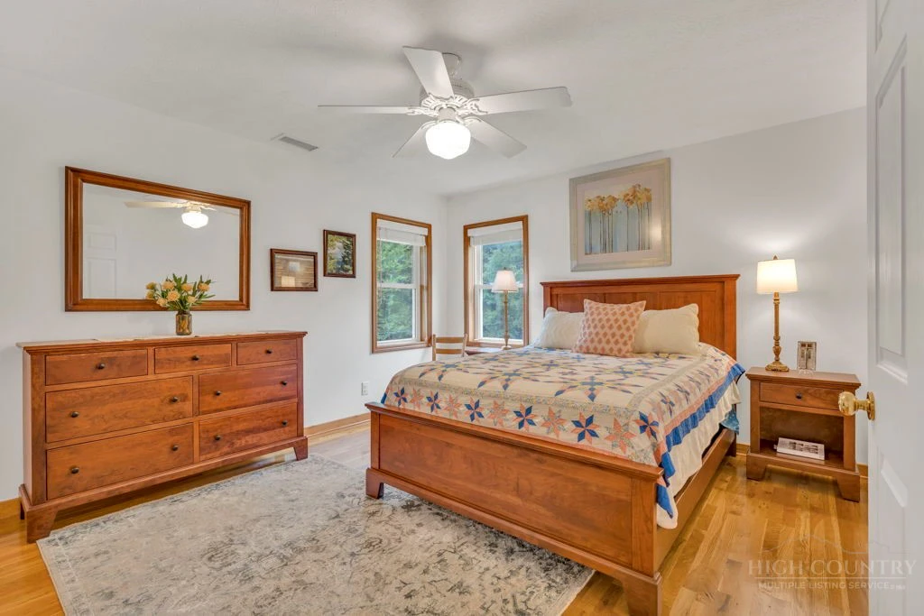 Image number 15 for the current listing