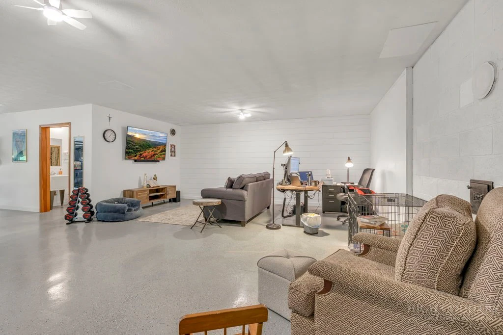 Image number 18 for the current listing