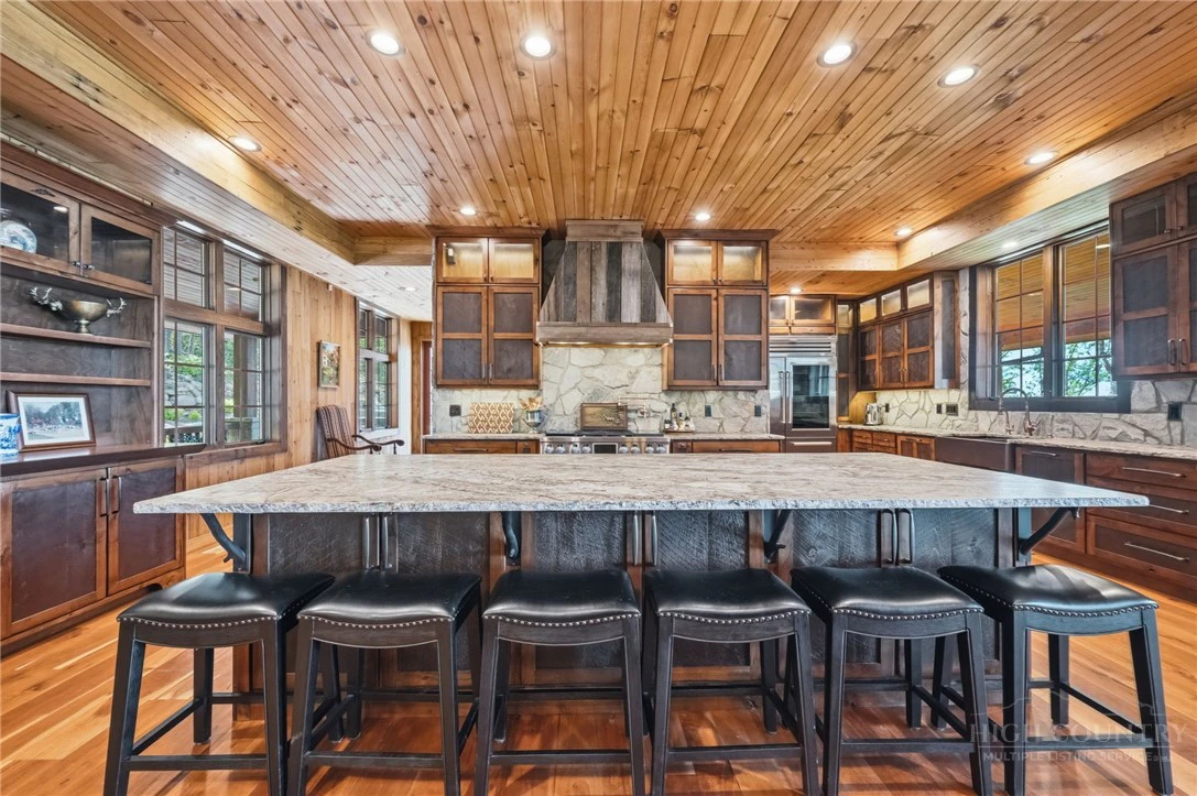 Image number 11 for the current listing