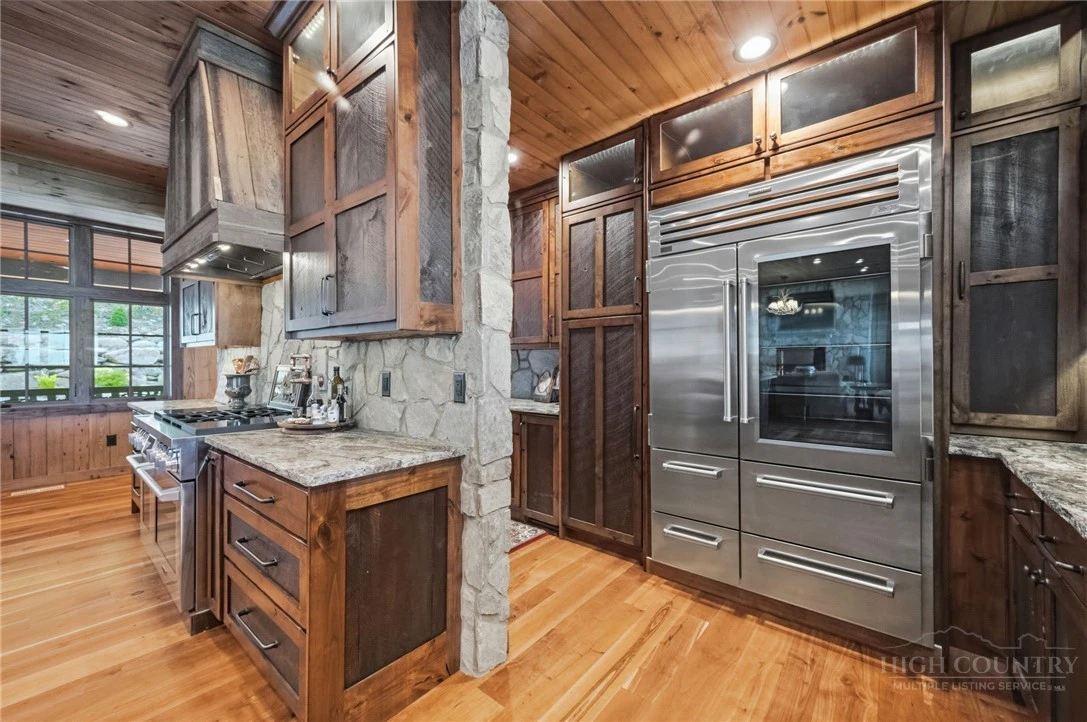 Image number 13 for the current listing