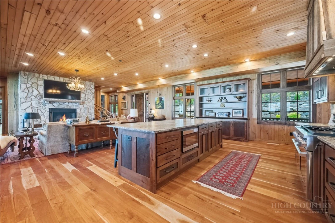 Image number 14 for the current listing