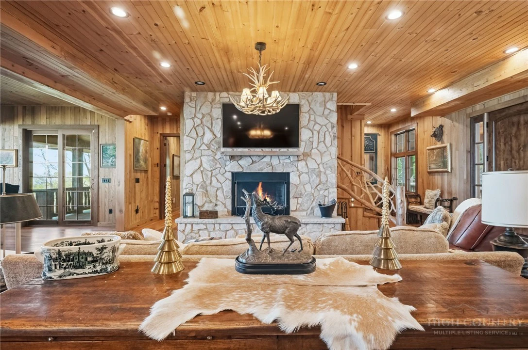 Image number 15 for the current listing