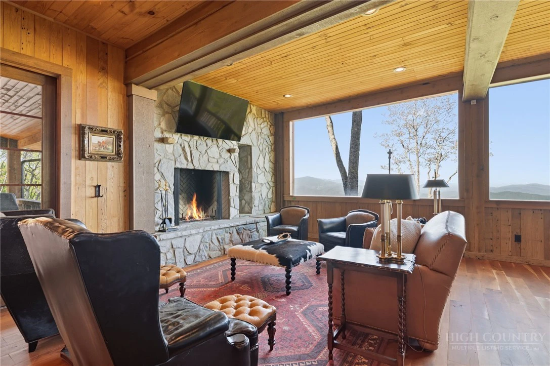 Image number 17 for the current listing