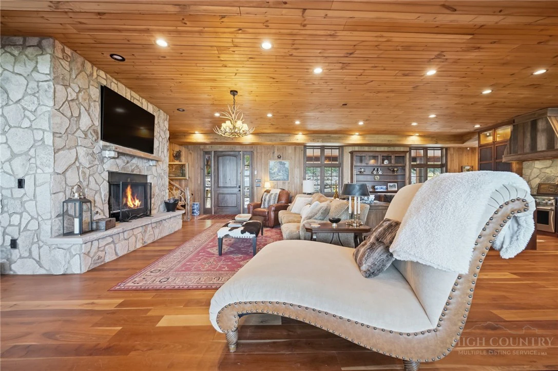 Image number 18 for the current listing