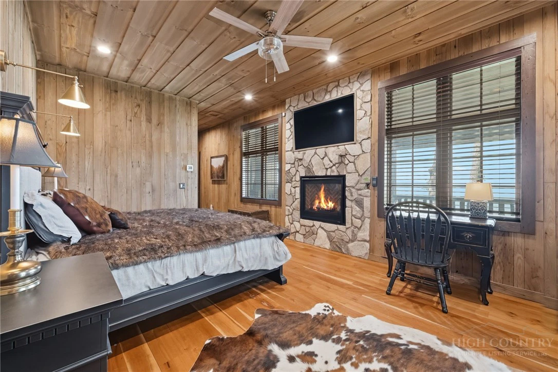Image number 19 for the current listing