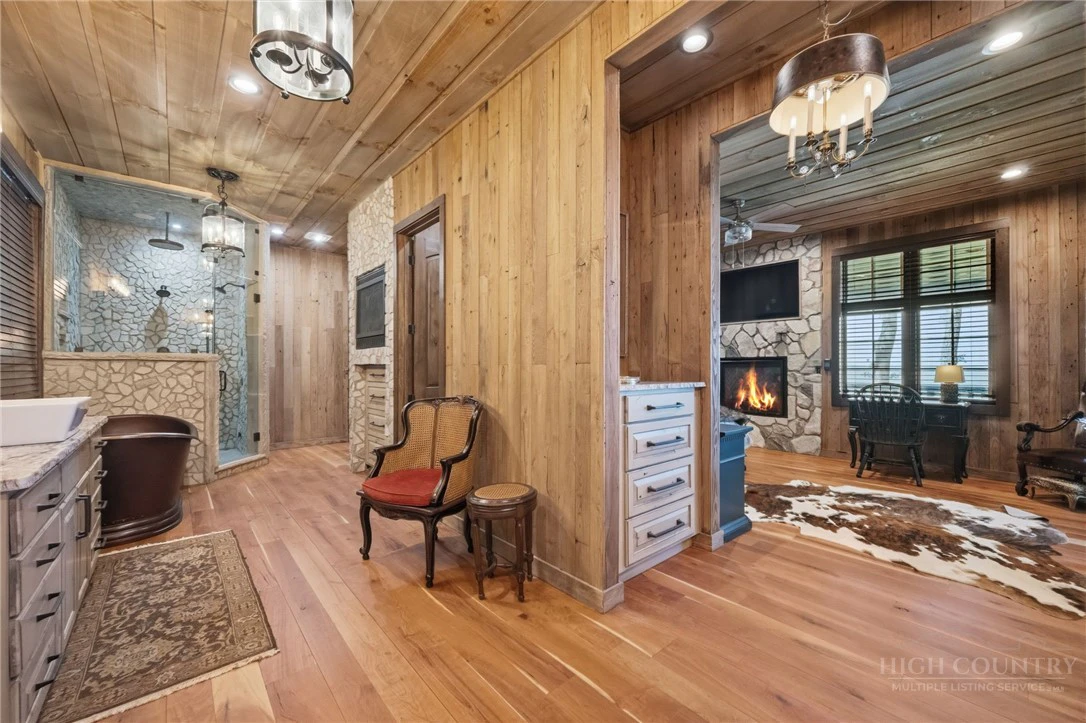 Image number 21 for the current listing