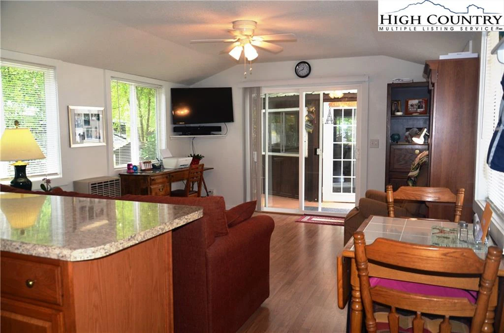 Image number 14 for the current listing