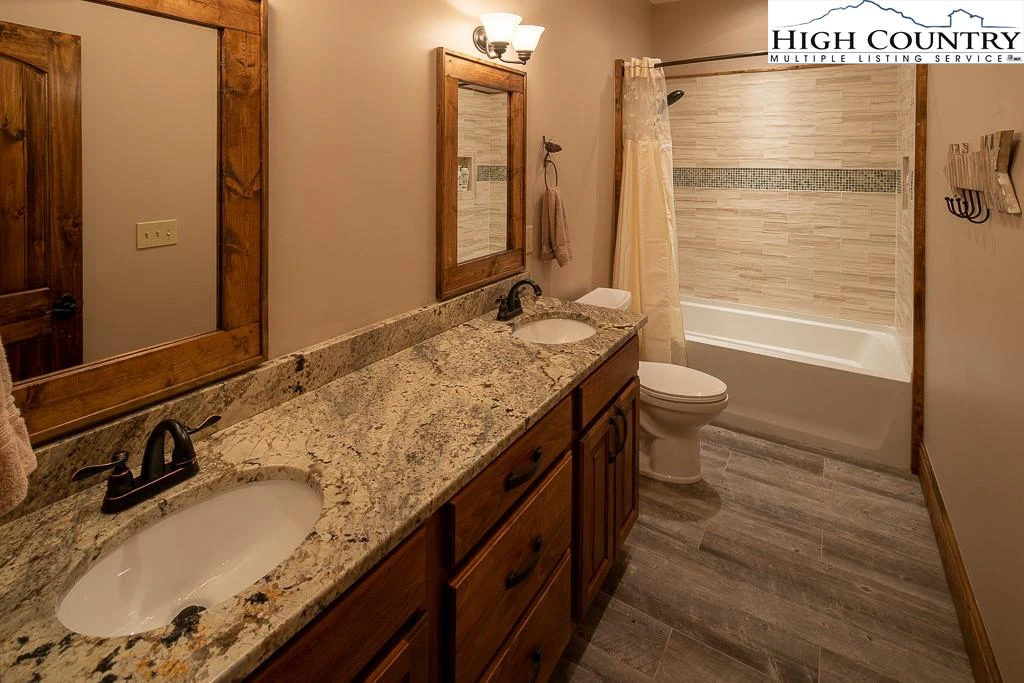 Image number 4 for the current listing