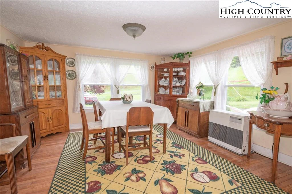 Image number 11 for the current listing