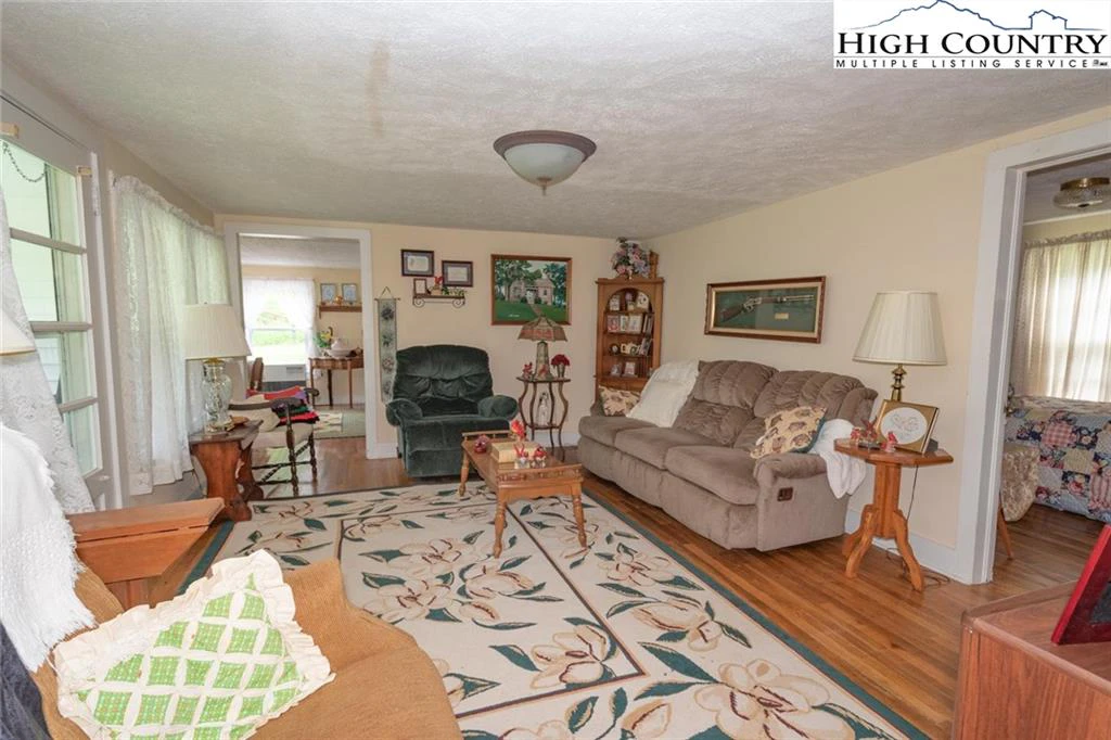 Image number 9 for the current listing