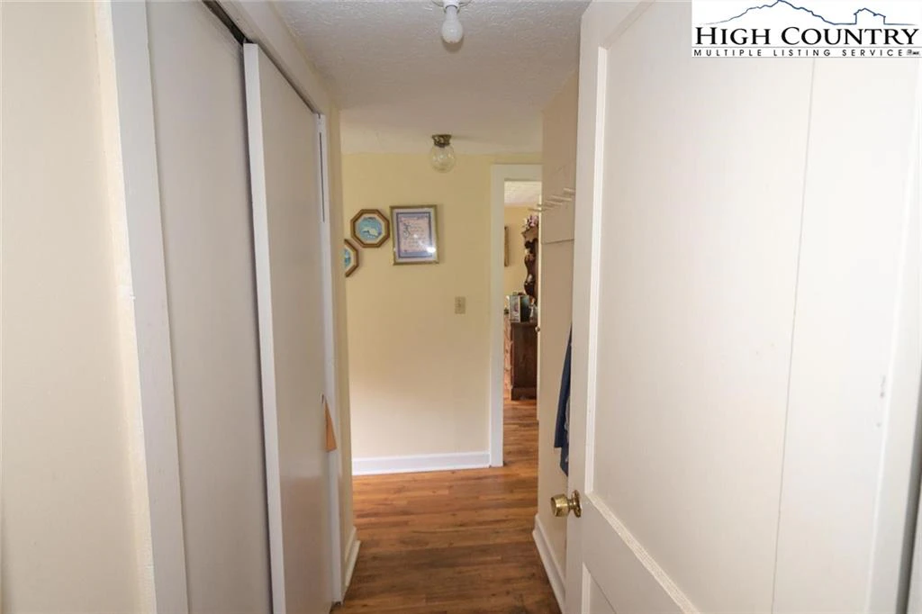 Image number 5 for the current listing