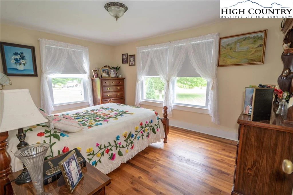 Image number 3 for the current listing