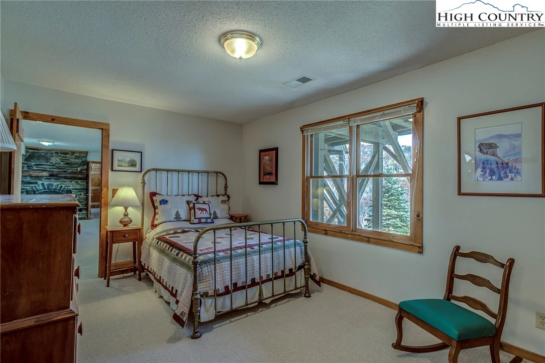 Image number 13 for the current listing