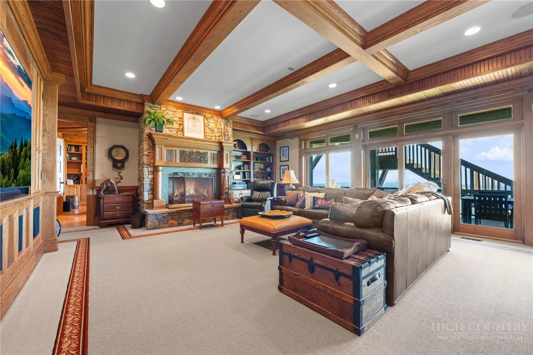 Image number 16 for the current listing
