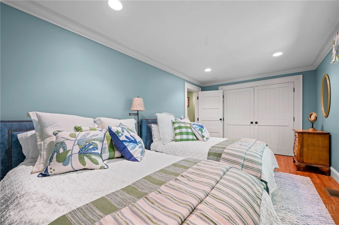 Image number 14 for the current listing
