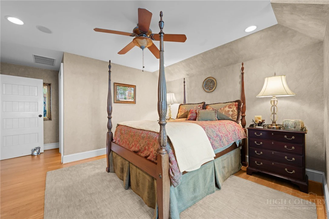 Image number 8 for the current listing