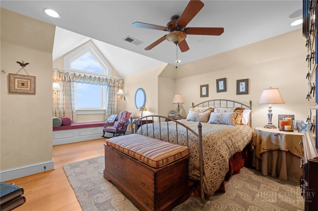 Image number 5 for the current listing