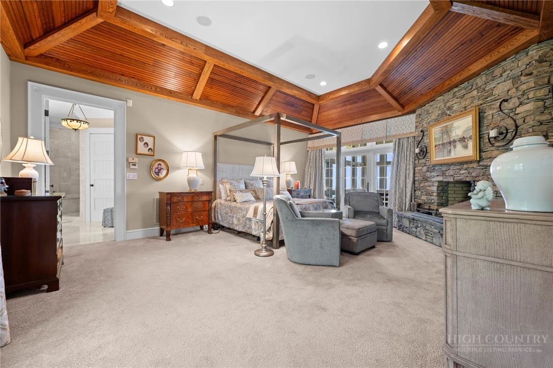 Image number 13 for the current listing