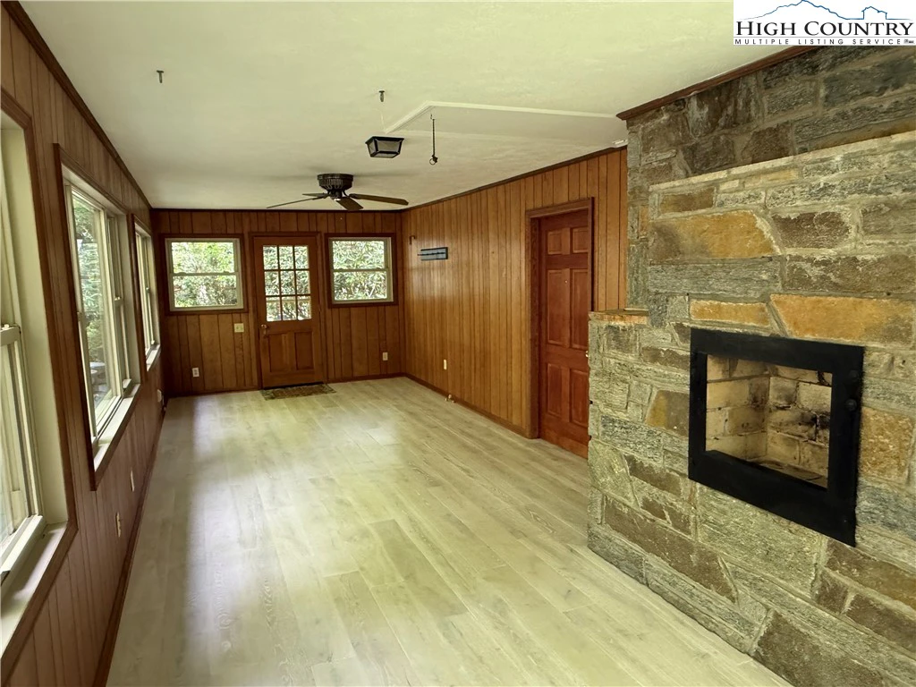 Image number 13 for the current listing