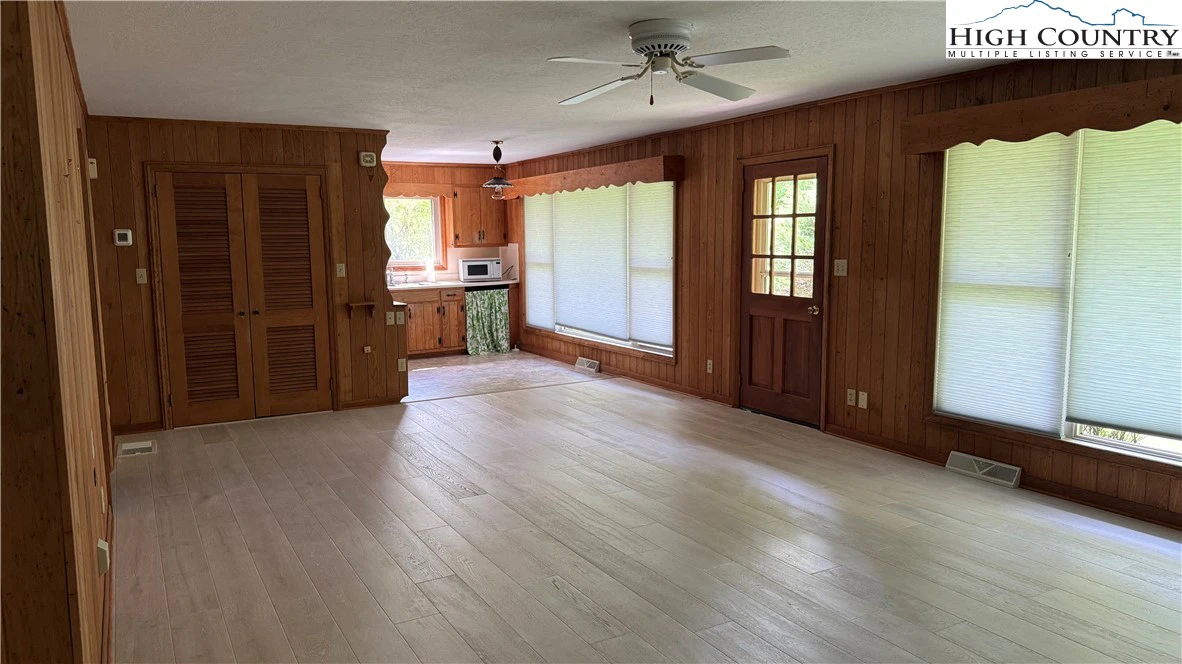Image number 14 for the current listing