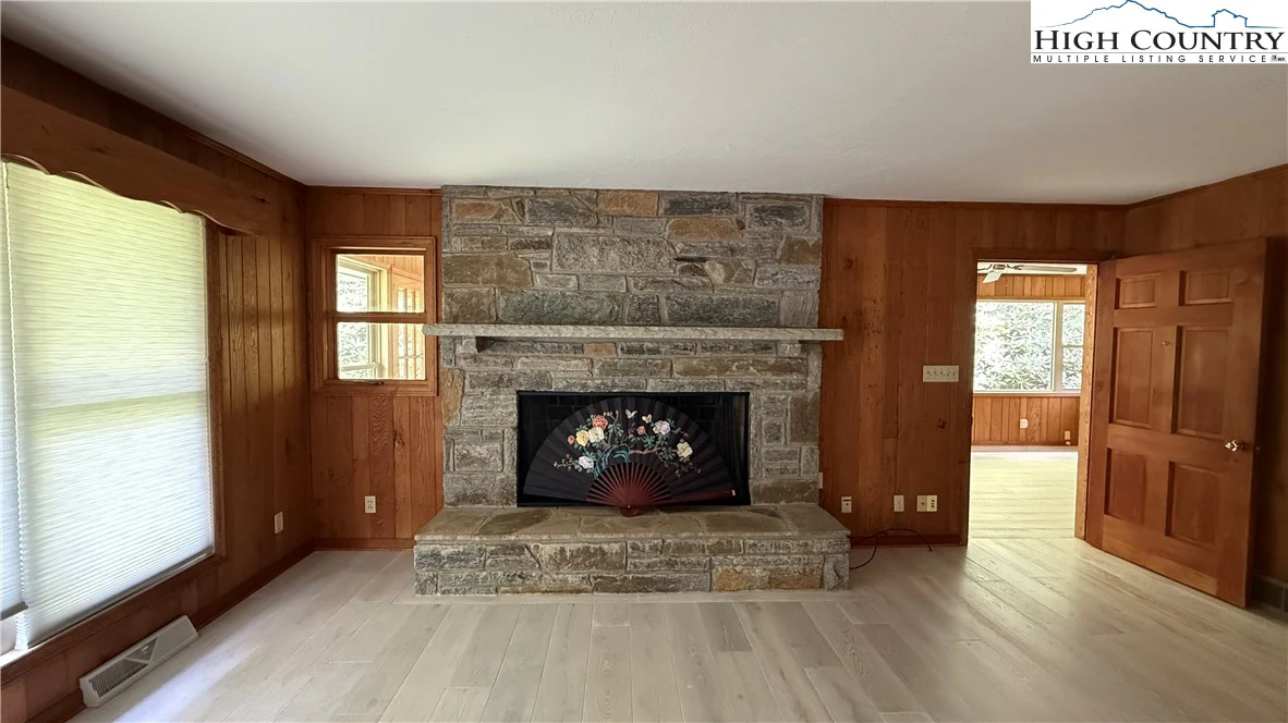 Image number 15 for the current listing