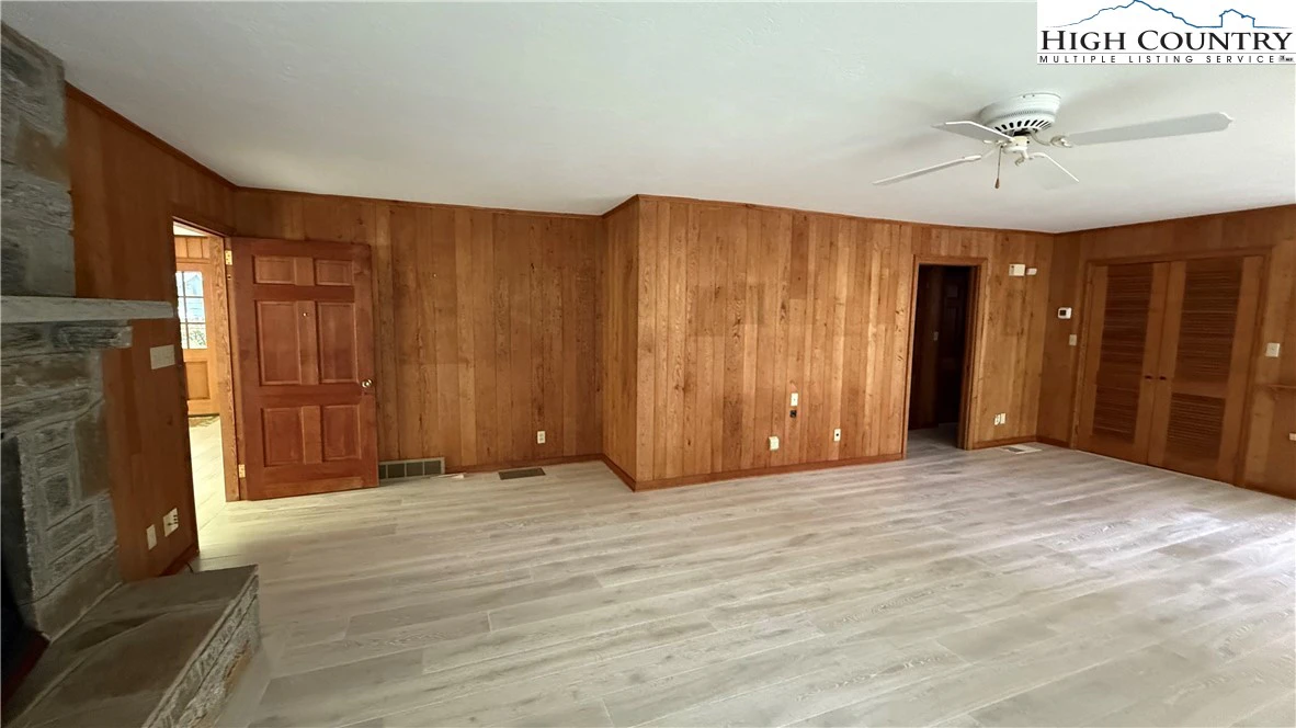 Image number 16 for the current listing
