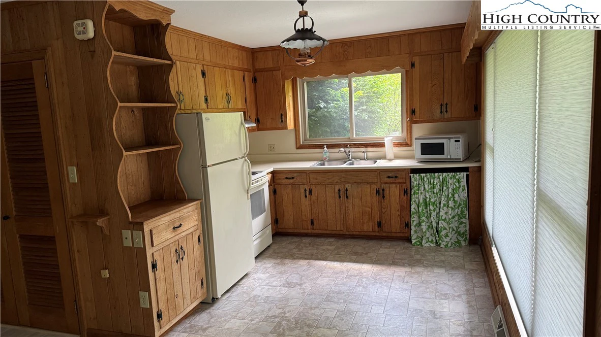 Image number 2 for the current listing