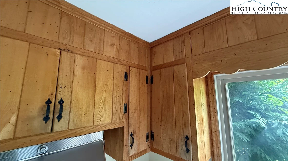 Image number 18 for the current listing