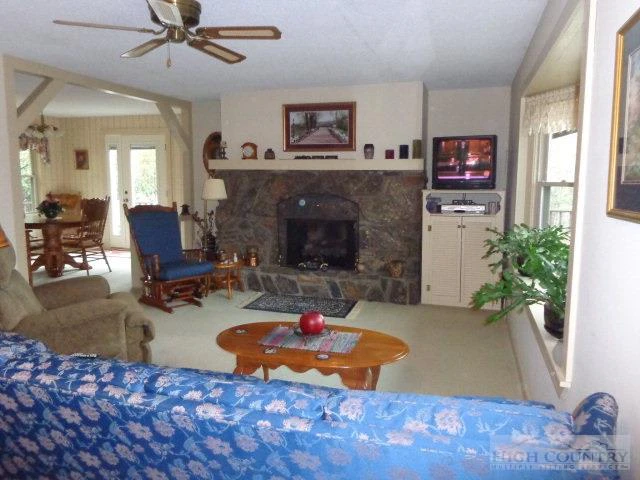 Image number 9 for the current listing