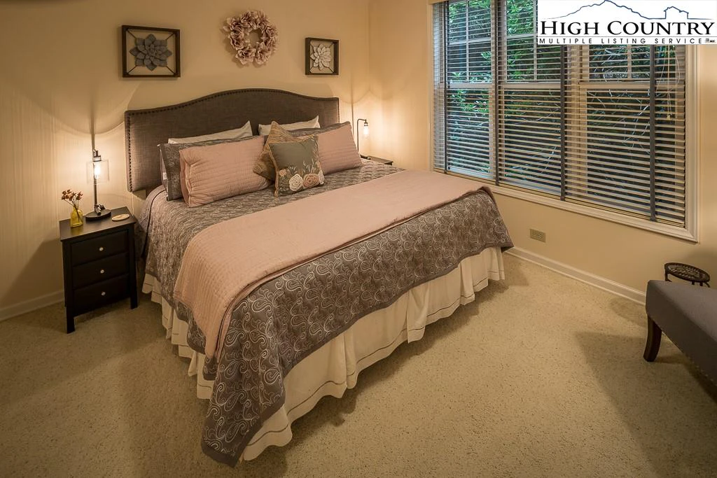 Image number 3 for the current listing