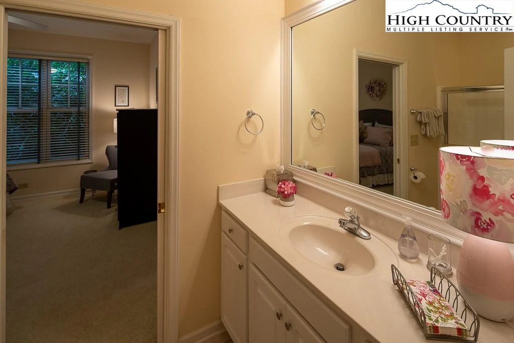 Image number 5 for the current listing