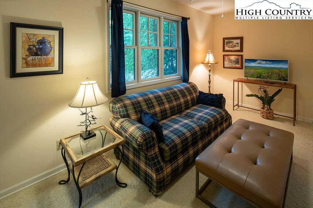 Image number 9 for the current listing