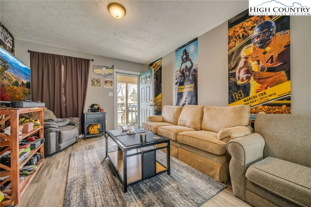 Image number 8 for the current listing